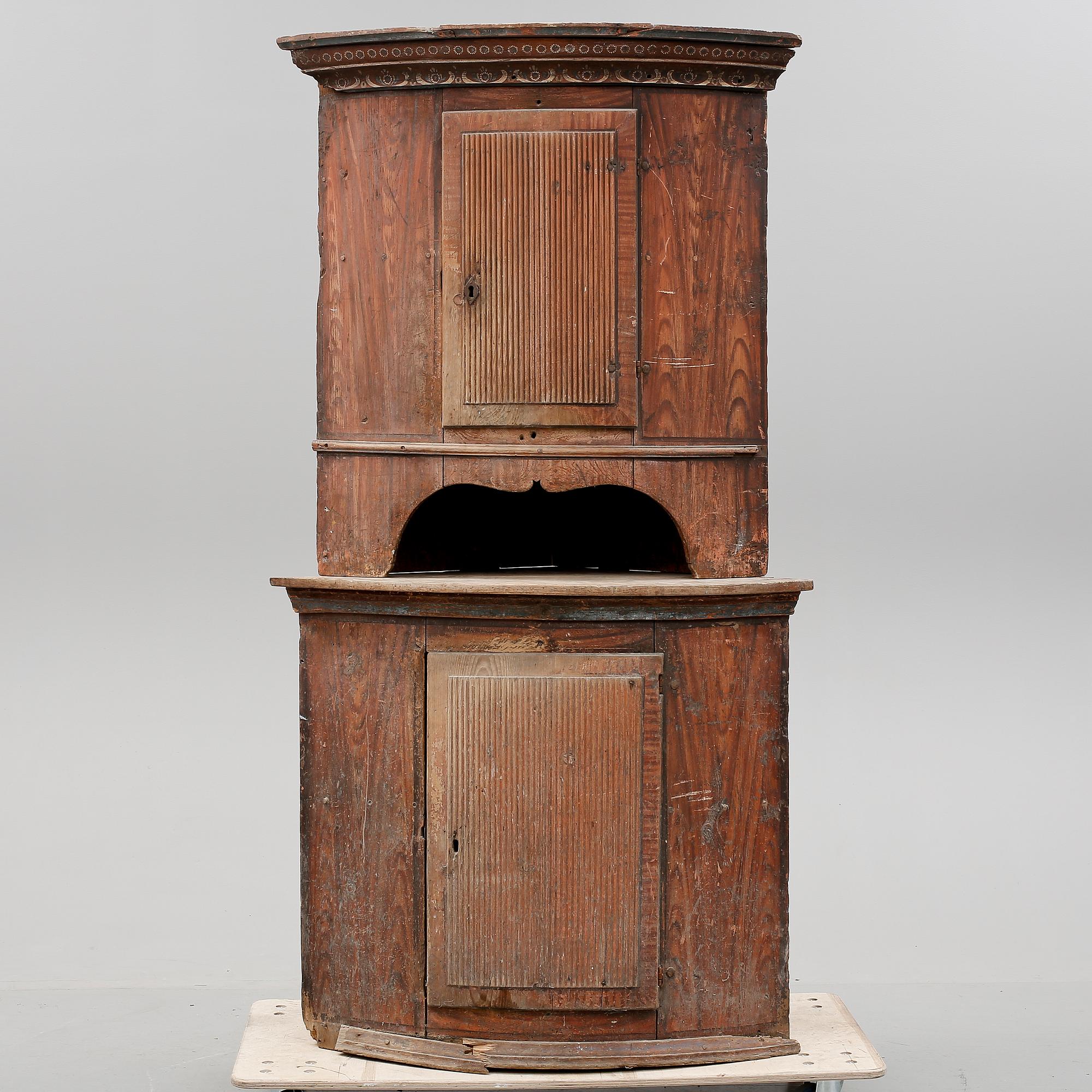 HÖRNSKÅP, allmoge, Gustavianskt, 1800-talets början.