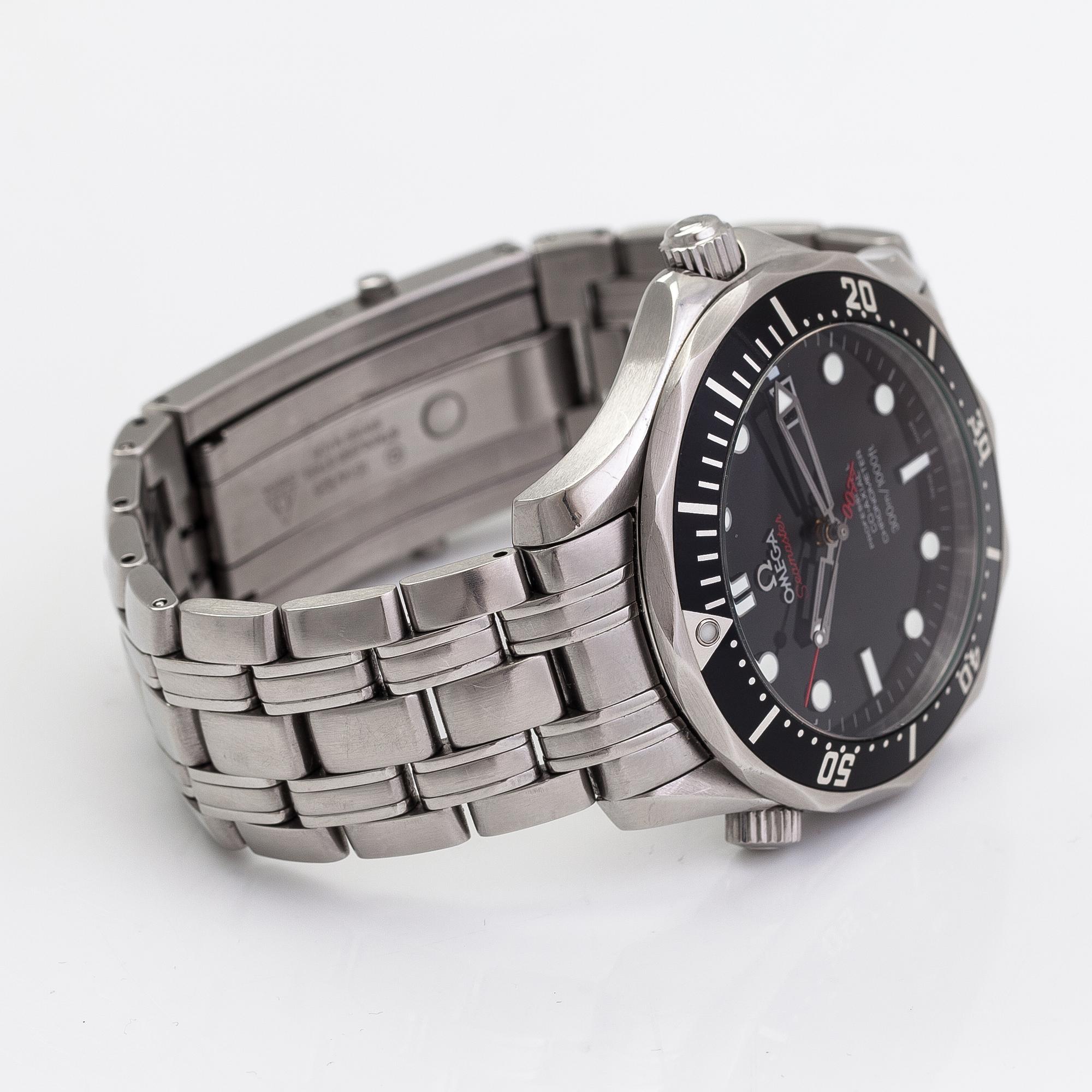 Omega, Seamaster, Diver, "James Bond", co-axial, 300m, rannekello, 41 mm.