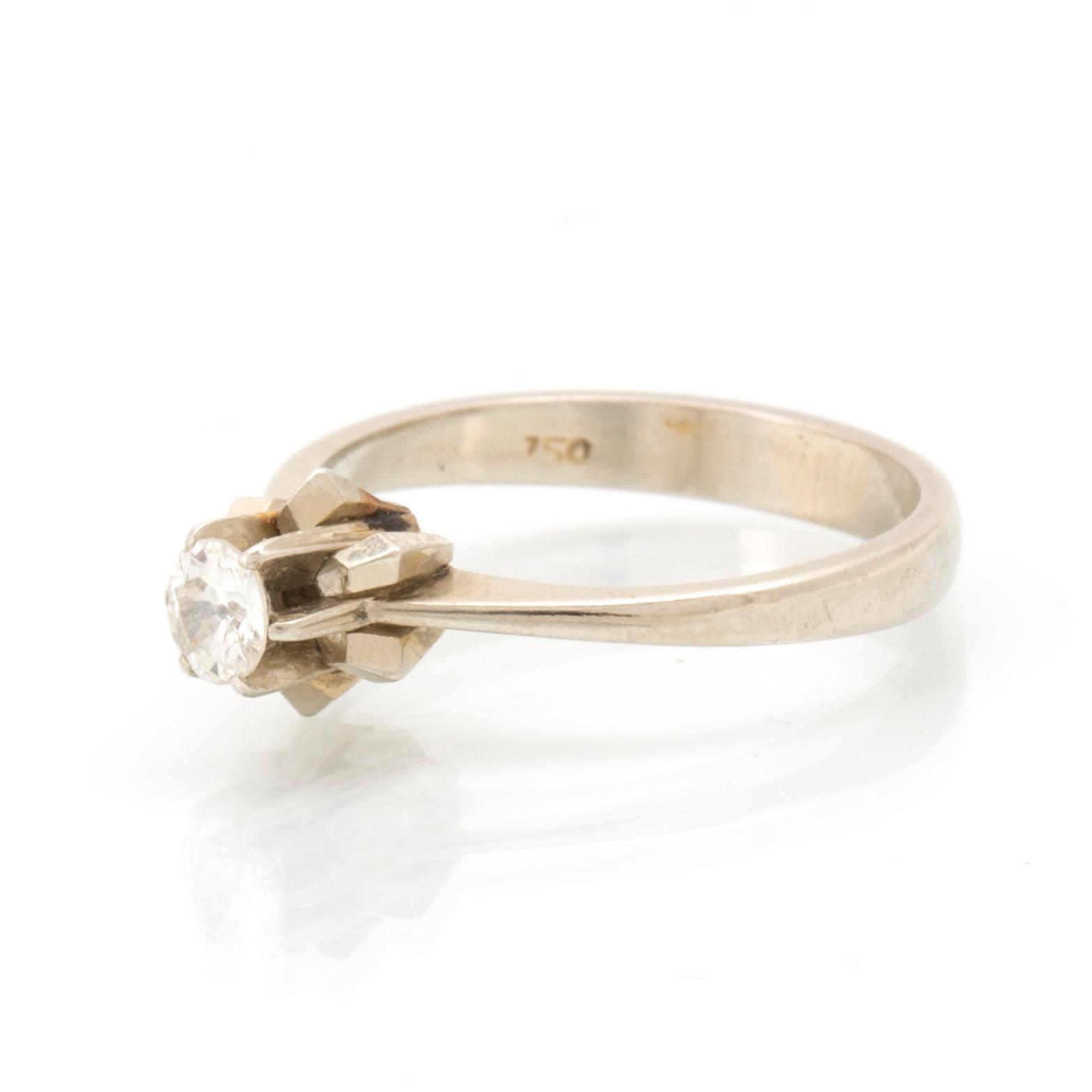An 18K white gold and diamond ring, approx. 0.2 ct.