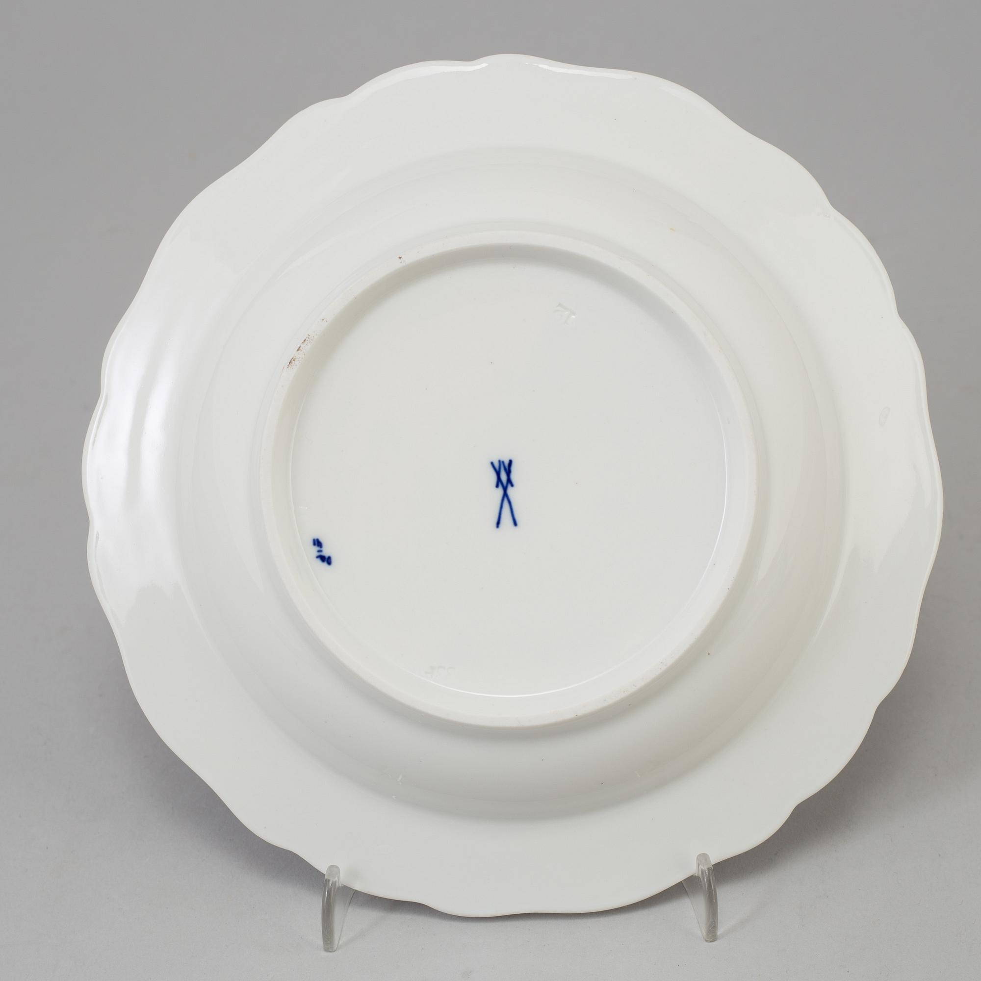 CRÈMEKOPPAR med LOCK och FAT, 12 st, BÄRTALLRIKAR, 12 st, samt DJUP TALLRIK, porslin, Meissen, 1900-tal.