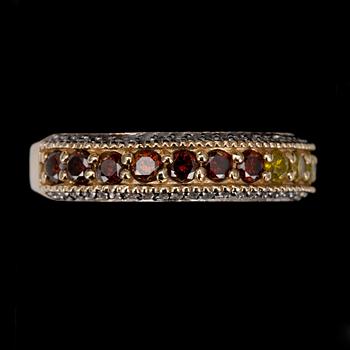 RING, guld 14K, färgade briljantslipade diamanter samt färglösa små diamanter. Vikt 6,4 g.