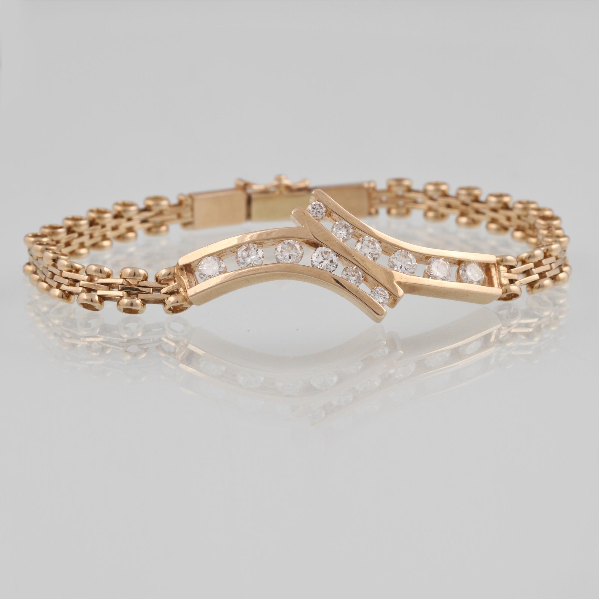 ARMBAND, 18K guld med 10 briljantslipade diamanter ca 2.00 ct. Vikt 11,4 gram.