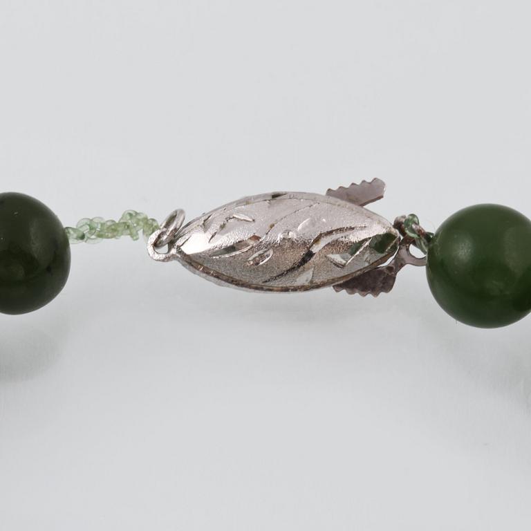 COLLIER, nefrit med lås i silver.