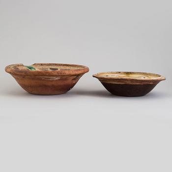 SKÅLAR, 2 st samt FAT, 2 st, lergods, allmoge, Häsingland, 1800-tal.