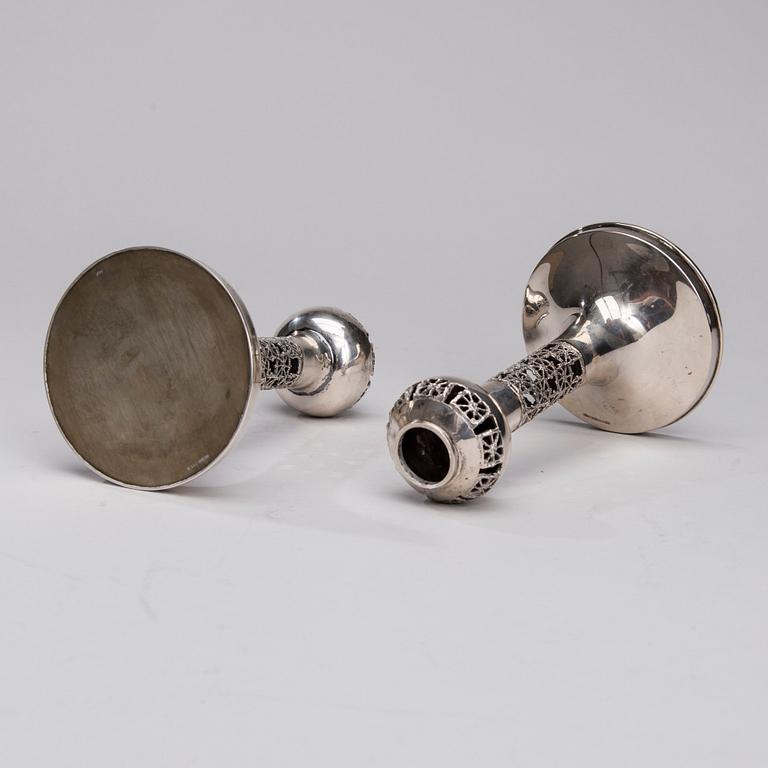 LJUSSTAKAR, ett par, silver, Pentti Sarpaneva, Åbo 1970.