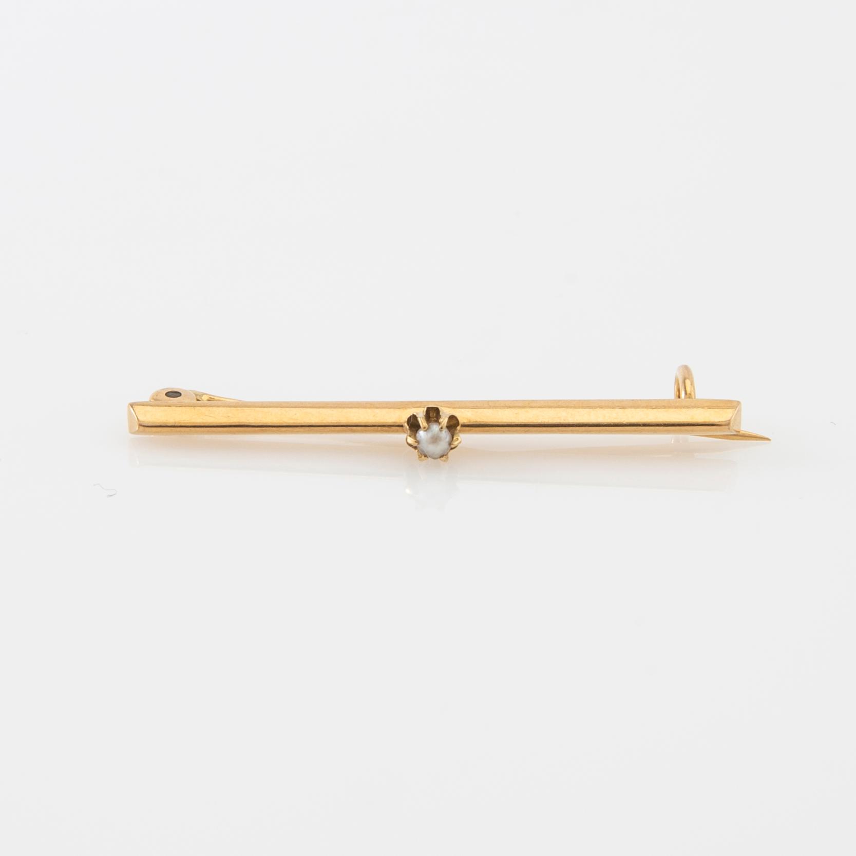 Broscher 2 st 18K guld med odlade pärlor, bland annat av Rudolf Albertini Stockholm 1917.