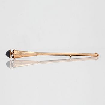 A gold and cabochon cut sapphire champagne whisk, Gustaf Dahlgren & Co, Malmö 1918.