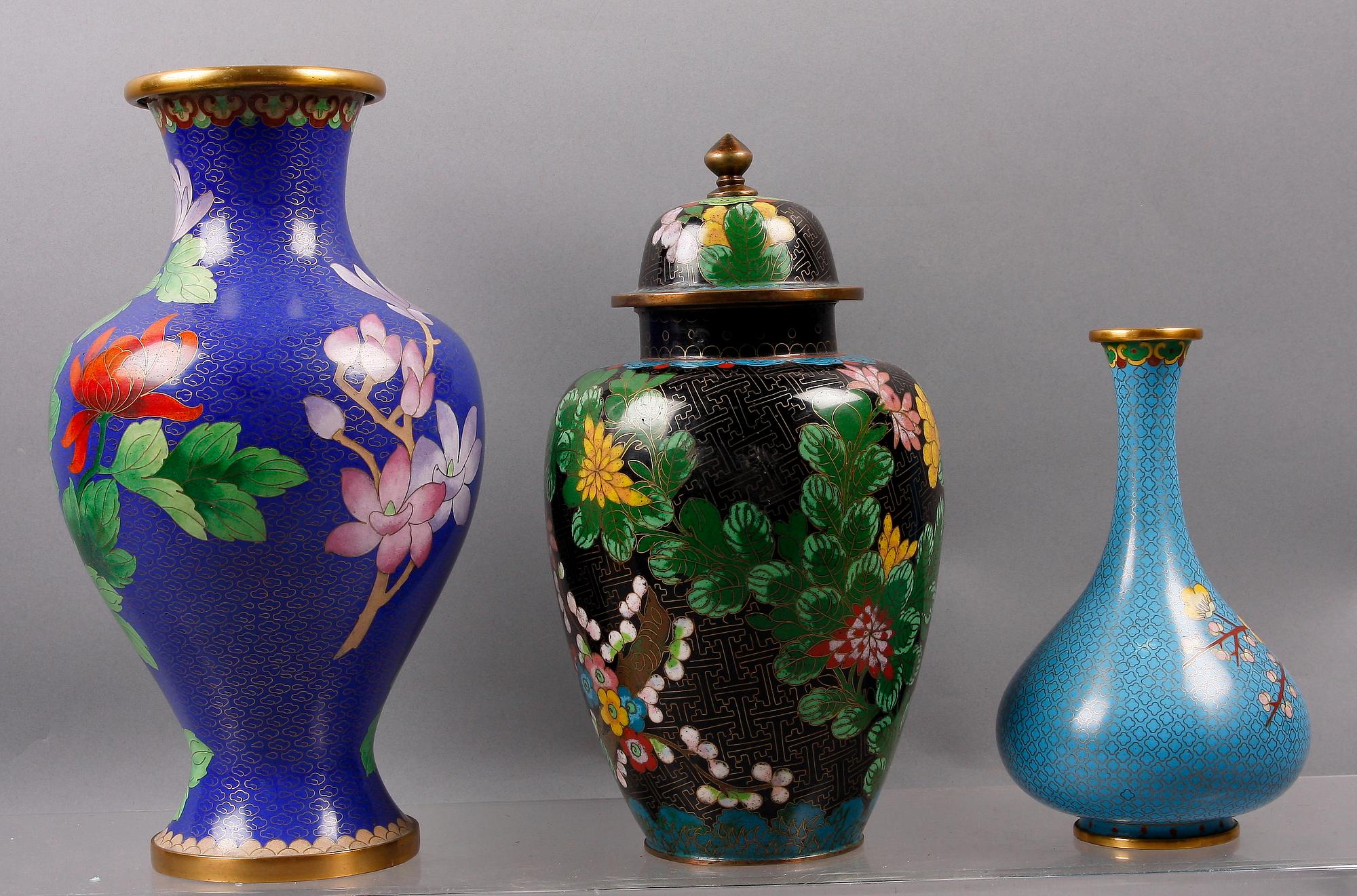 LOCKURNA samt VASER, 2 st, cloisonné, Kina, 1900-tal.