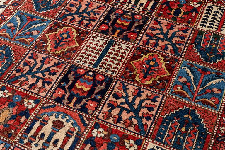 Rug, Bakhtiari, antique/semi-antique, approx. 305 x 215 cm.