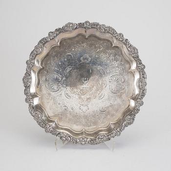 SALVER, silver. Robert Gray & Sons, Glasgow 1823. Vikt ca 1800 g.