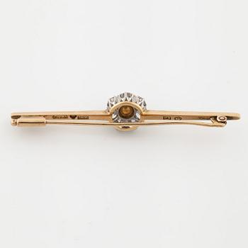 BROOCH 18K gold w old-cut diamonds 1and cultured pearl, CG Hallberg Göteborg 1917.