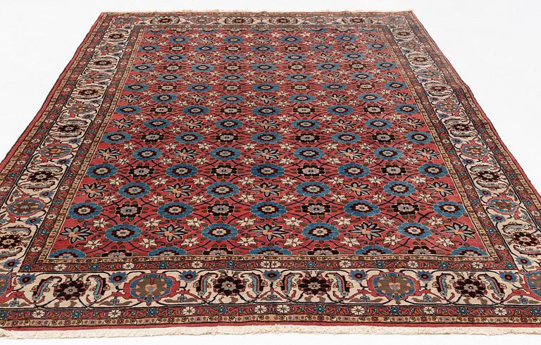 A semi-antique Veramin carpet, ca 338 x 212 cm.