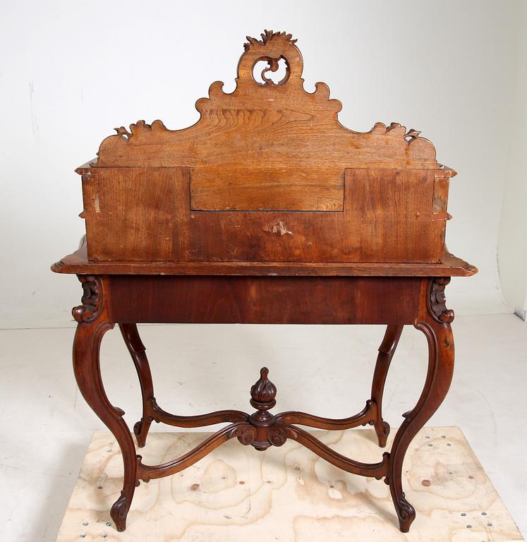 DAMSKRIVBORD, rokokostil. 1900-talets början.