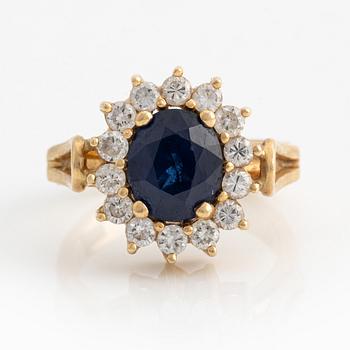 Ring 18K guld men en fasettslipad safir och runda briljantslipade diamanter.