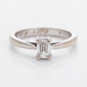 Ring, 14K vitguld, smaragdslipad diamant ca 0.50 ct enligt gravyr.