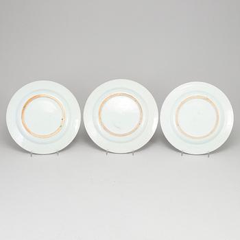 A set of three famille verte dinner plates, Qing dynasty, early 18th Century.