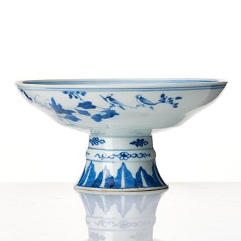 A blue and white tazza, late Qing dynasty, 19th Century.