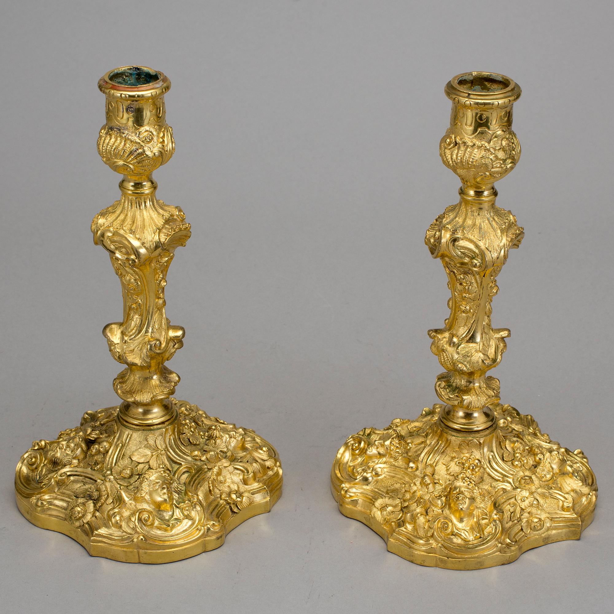 LJUSSTAKAR, ett par. Möjligen England, 1840-tal. Louis XV-stil.