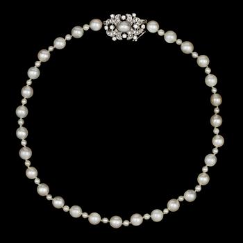 111. COLLIER, odlade pärlor med lås med briljantslipade diamanter.