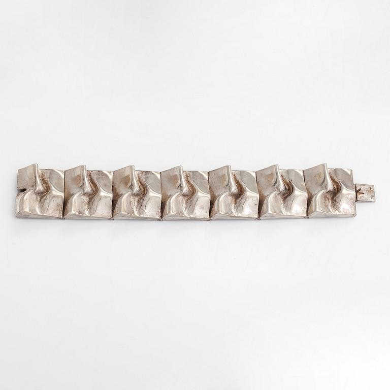 Matti Hyvärinen, armband, sterlingsilver, Sirokoru Oy 1973.