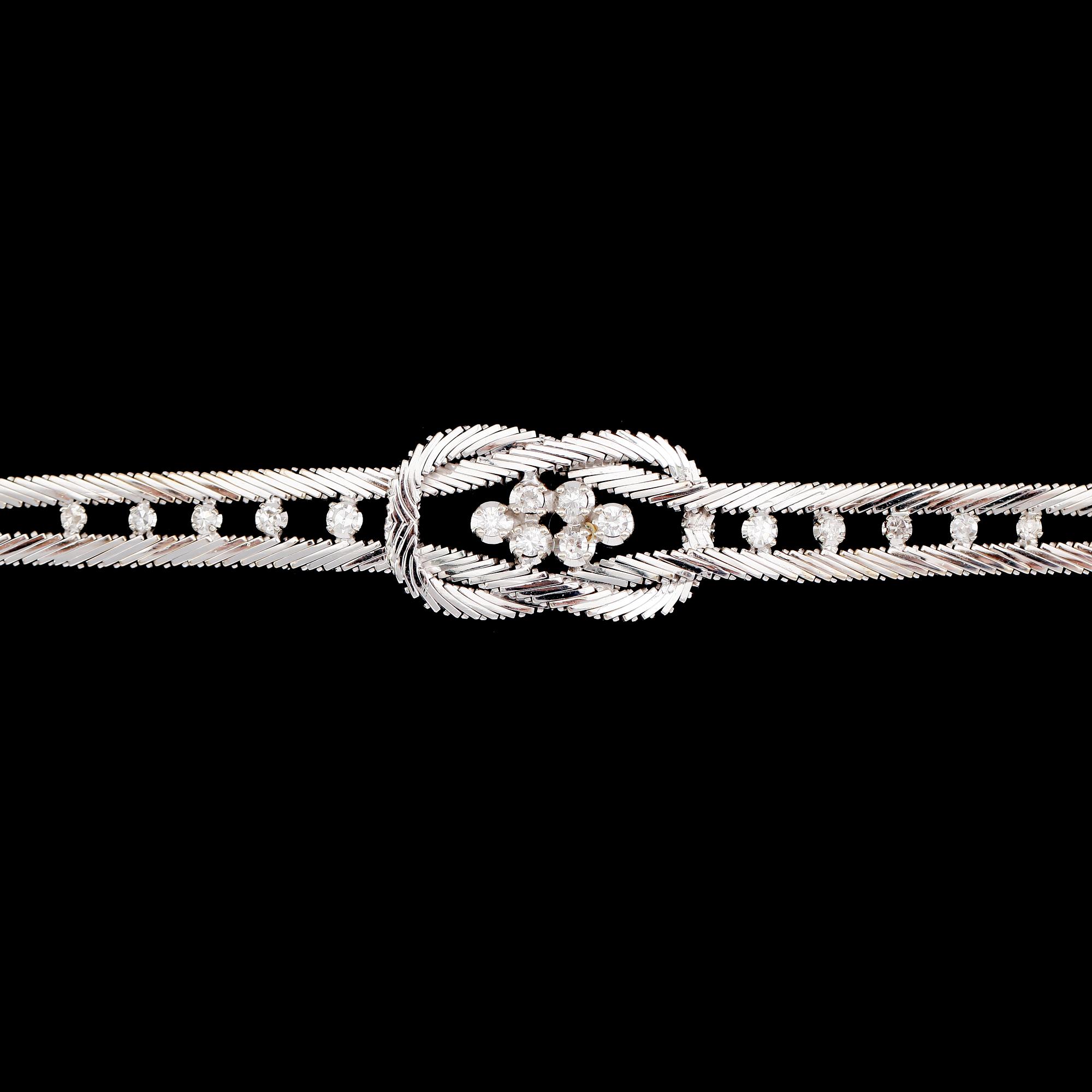 ARMBAND, 18 k vitguld med briljantslipade diamanter. Vikt ca 26 gram.