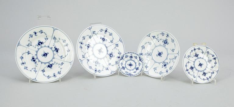 SERVISDELAR, 49 delar, porslin, "Musselmalet", Royal Copenhagen samt Bing & Gröndahl.