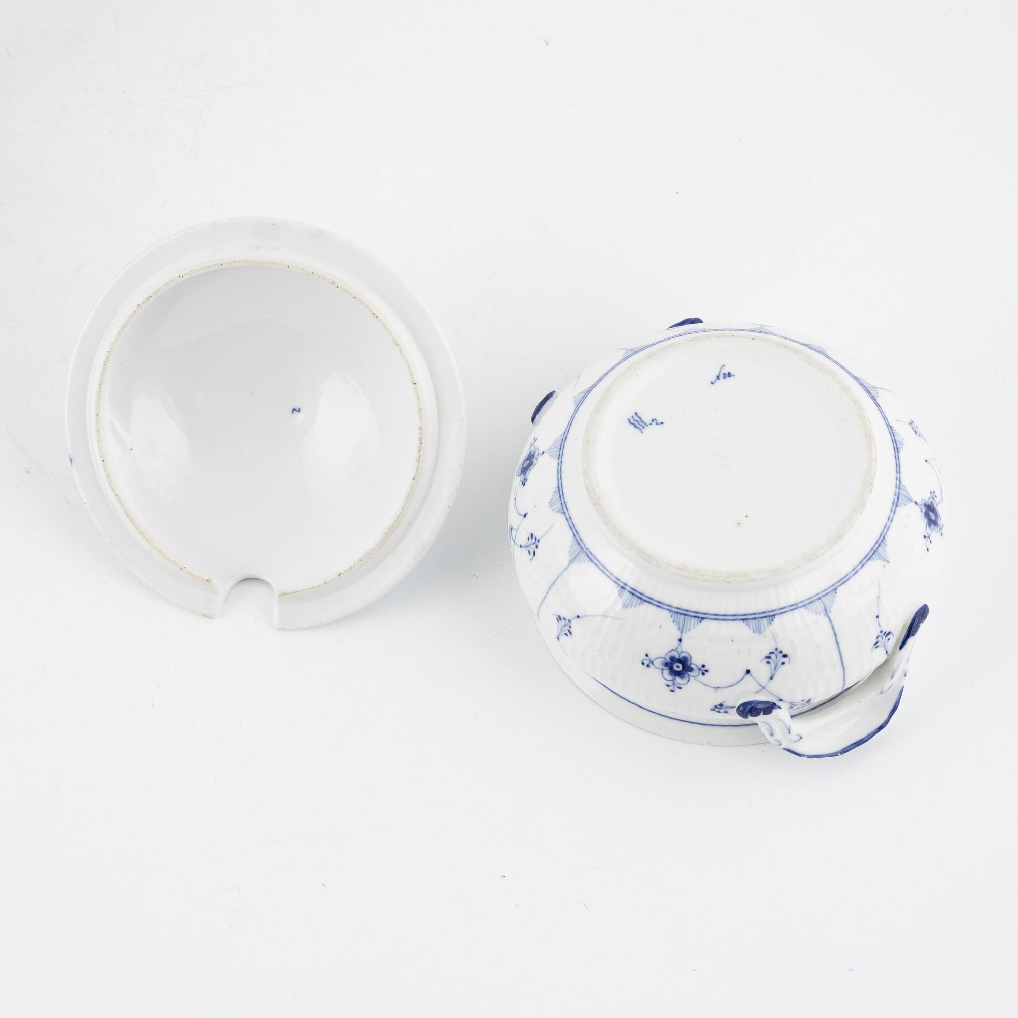 Servisdelar, 24 st, porslin, "Musselmalet" Royal Copenhagen, Danmark.