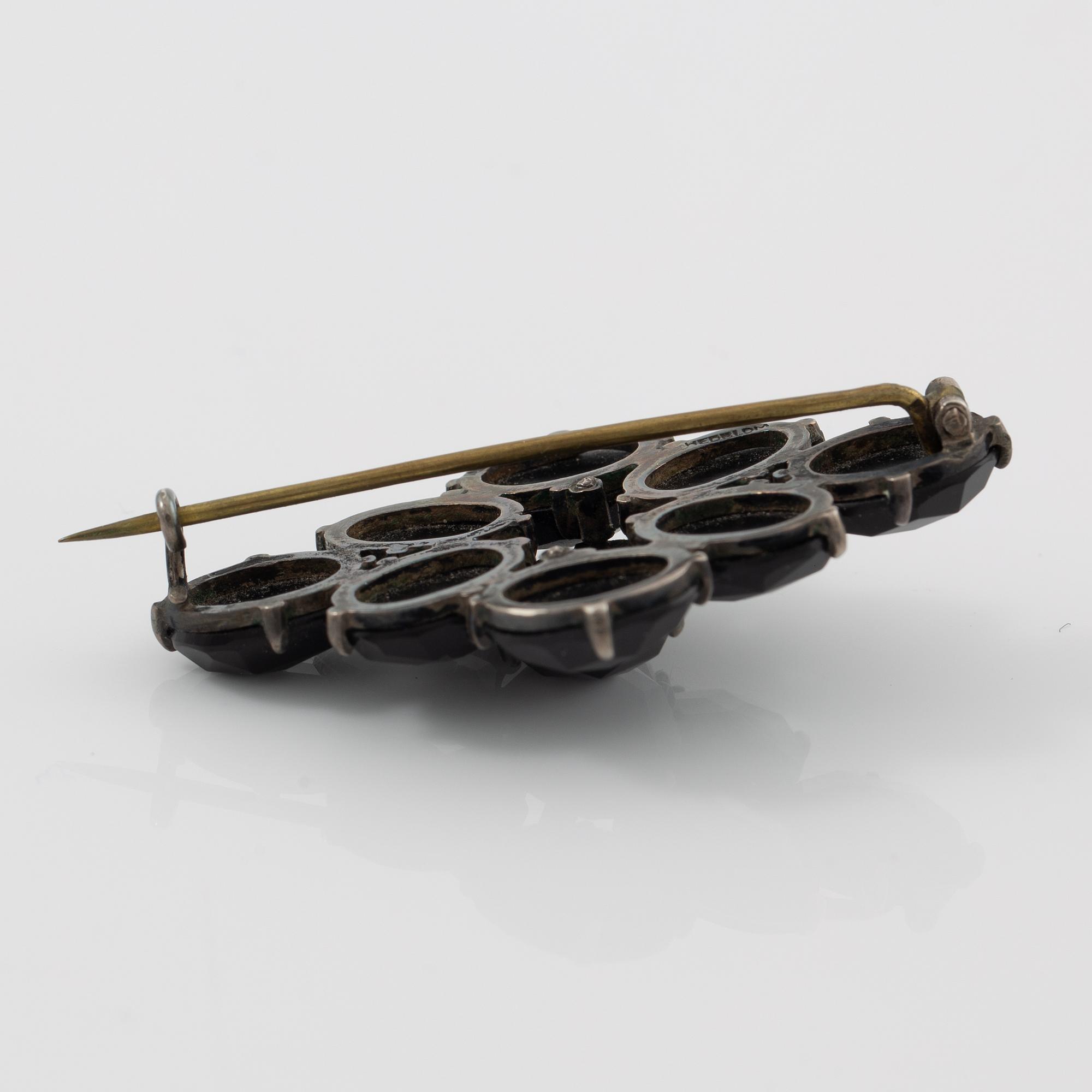 Brooch silver with onyx.