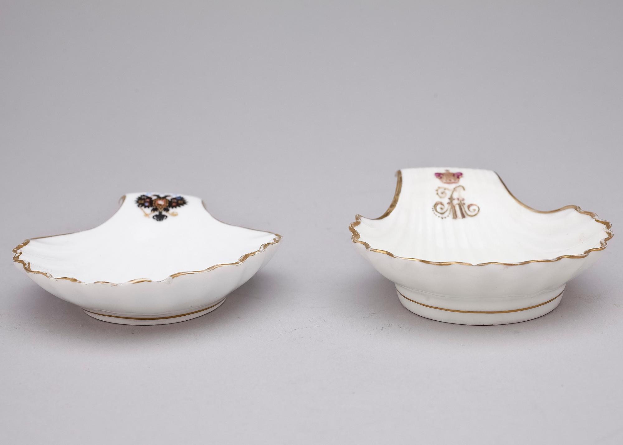 SMÖRSNÄCKOR, 2 st, porslin, Kejserliga Porslinsmanufakturen, St Petersburg, Tsar Alexander III:s period, sent 1800-tal.