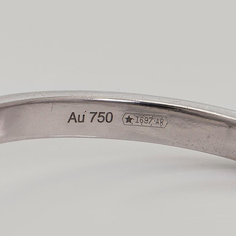 Gucci, an 18K white gold 'GG Running' ring with diamonds.