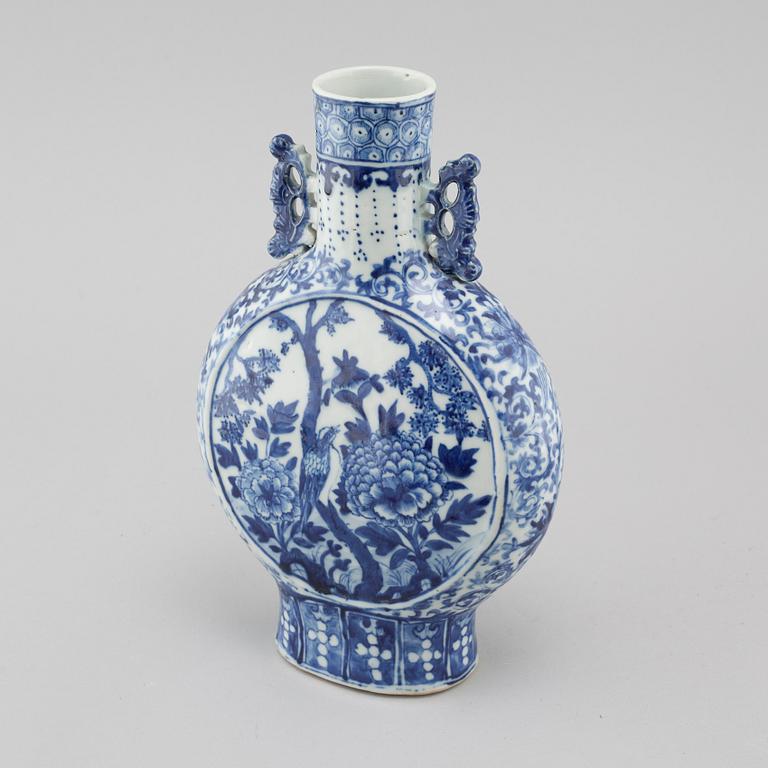 A porcelain moon flask from China, 19th century.