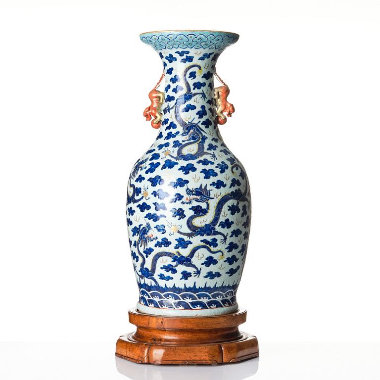 Palatsvaser, ett par, porslin. Qingdynastin, 1800-tal.