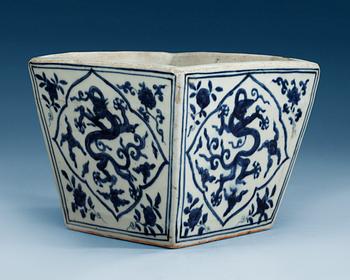 1653. A blue and white cache-pot, Ming dynasty with Jiajing six character mark and period (1522-1566) .
