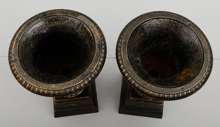 TRÄDGÅRDSURNOR, 1 par, gjutjärn, 1900-/2000-tal.