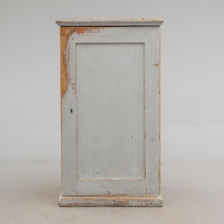 KOLONNSKÅP, 1800-talets mitt.