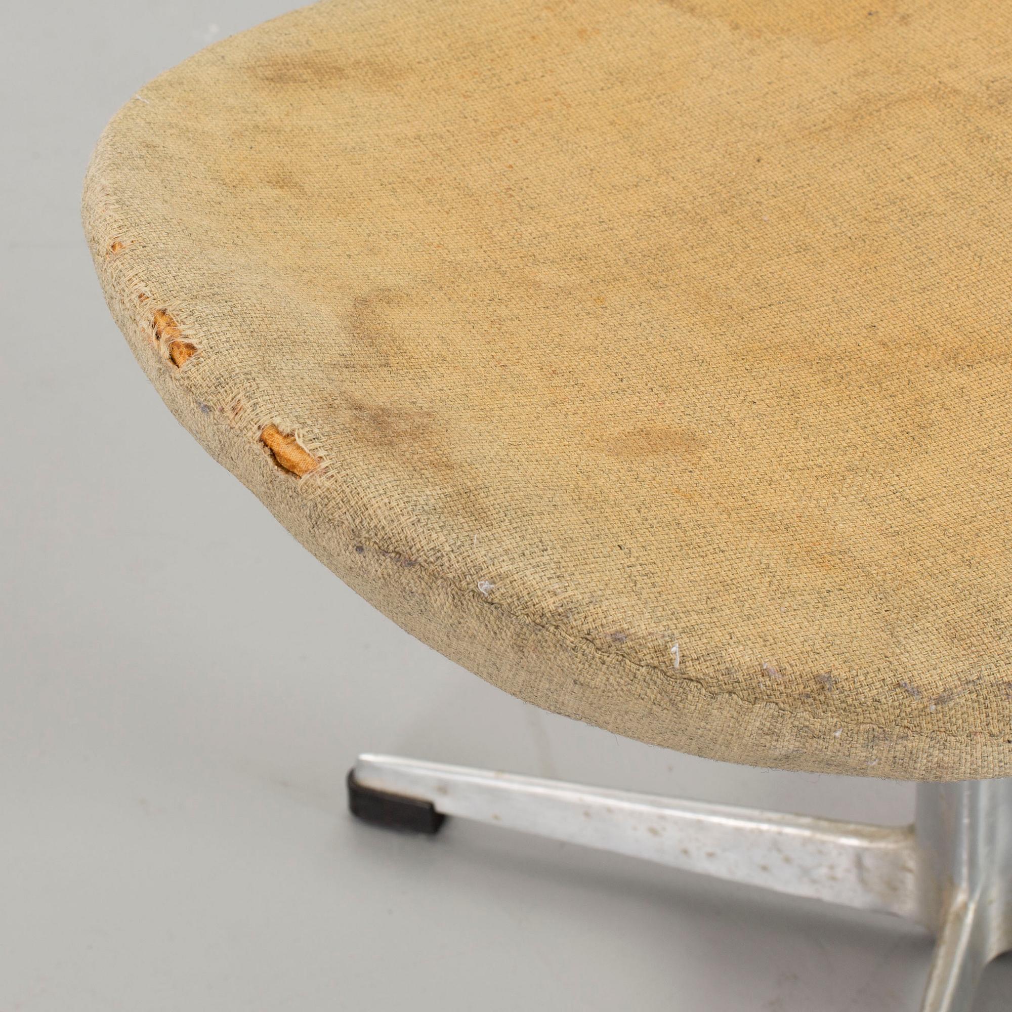 AN ARNE JACOBSEN FOOT STOOL, "Ägget".