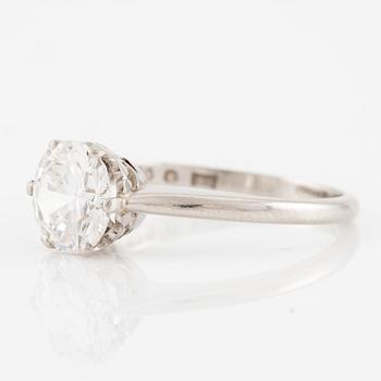 A ring in platinum with a round brilliant-cut diamond.
