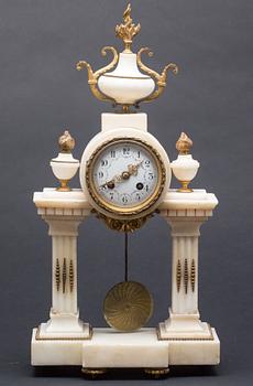 BORDSPENDYL, Louis XVI-stil.