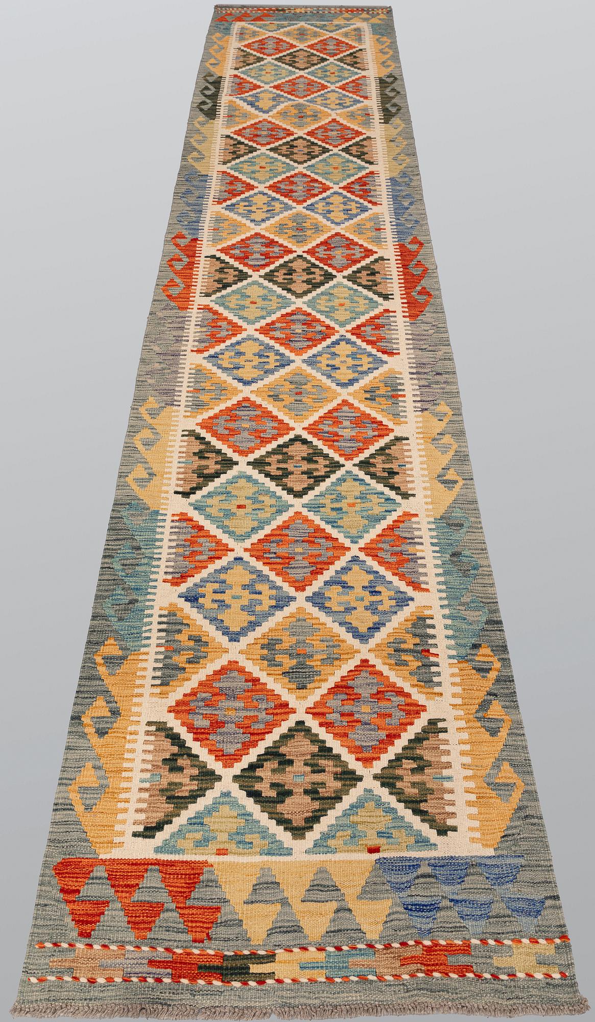 A Kilim rug, approx. 401 x 82 cm.