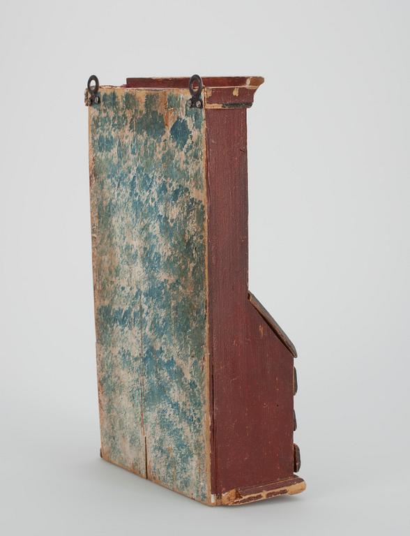 SKRIVSKÅP för dockskåp, FOTOGENLAMPA samt MINIATYRFÖREMÅL i glas, 6 st. Ca 1900.