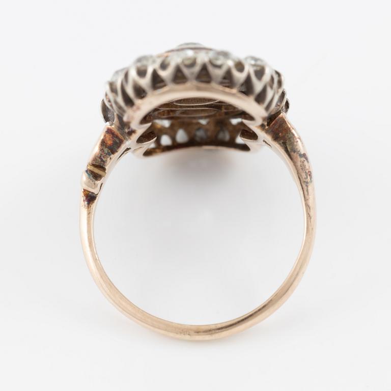 Ring 14K gold and silver with old-cut diamonds.