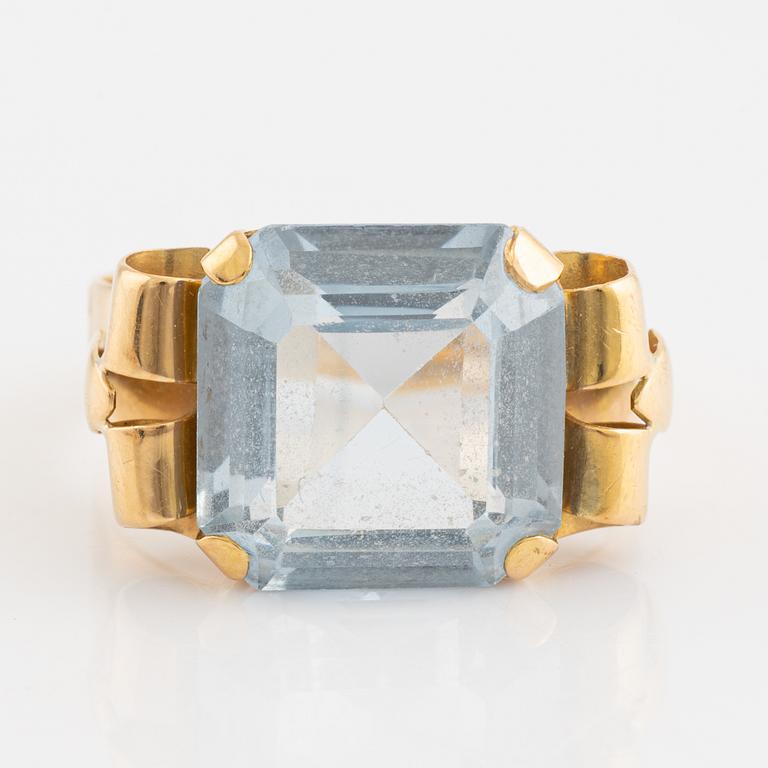 Ring samt ett par örhänge, 18K guld med syntetiska blå spineller.