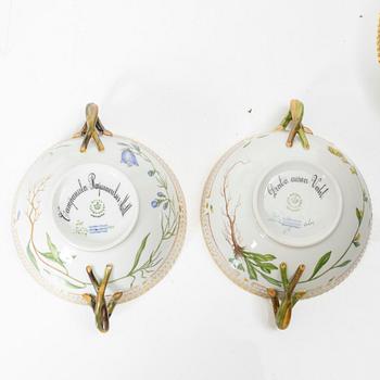 Buljongkoppar med fat, sex stycken, porslin. Royal Copenhagen, 'Flora Danica', Danmark, 1900-tal.