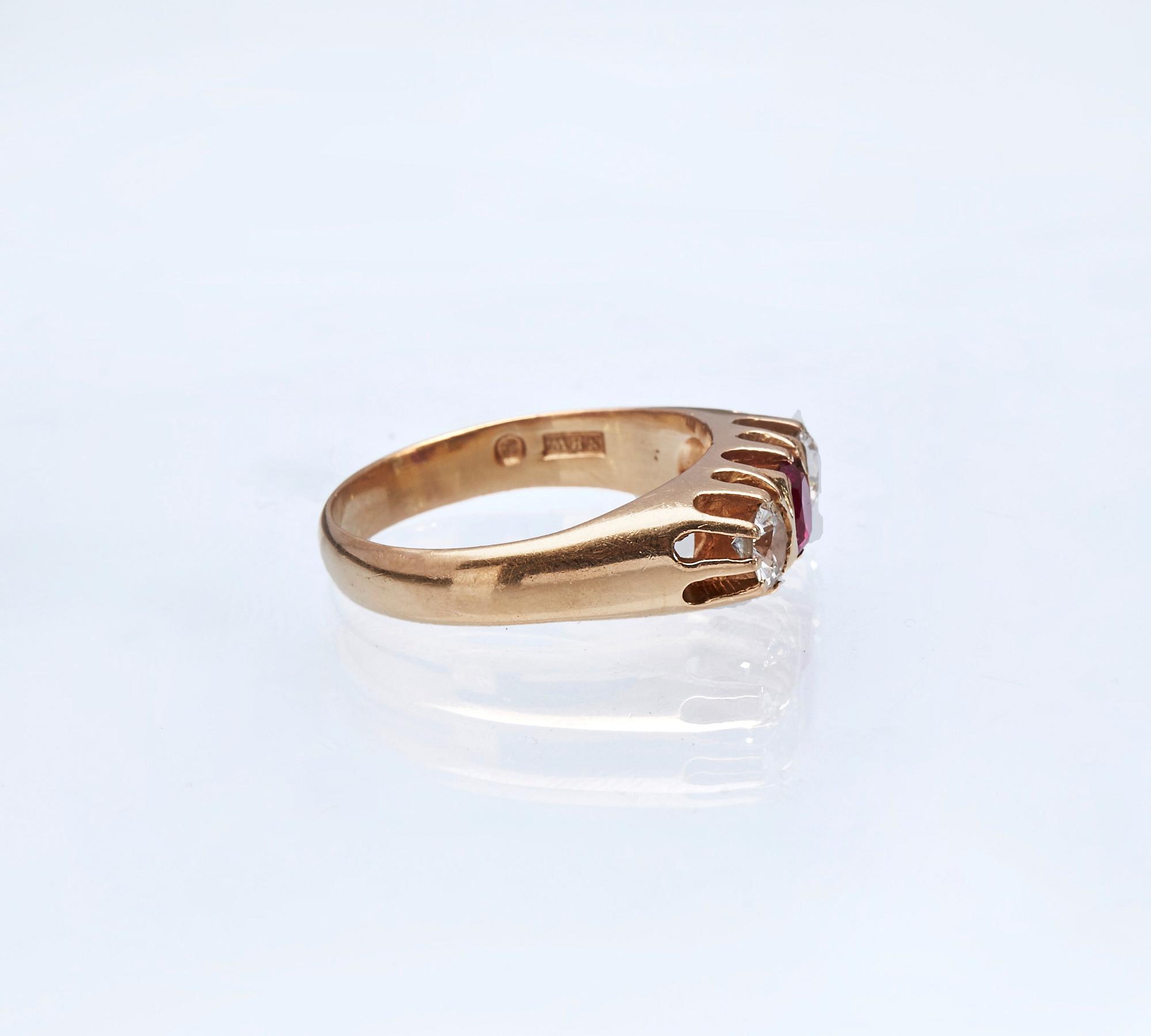 RING, 18K guld med vita safirer samt rubin. Widberg Nils, Helsingborg, 1966.