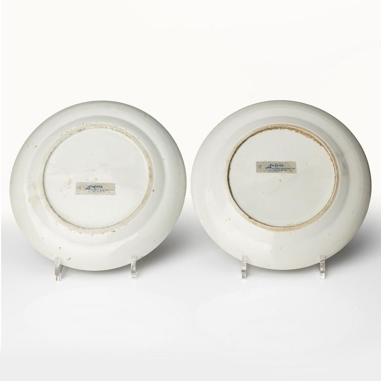 A pair of grisaille dinner plates, Qing dynasty, 19th century.