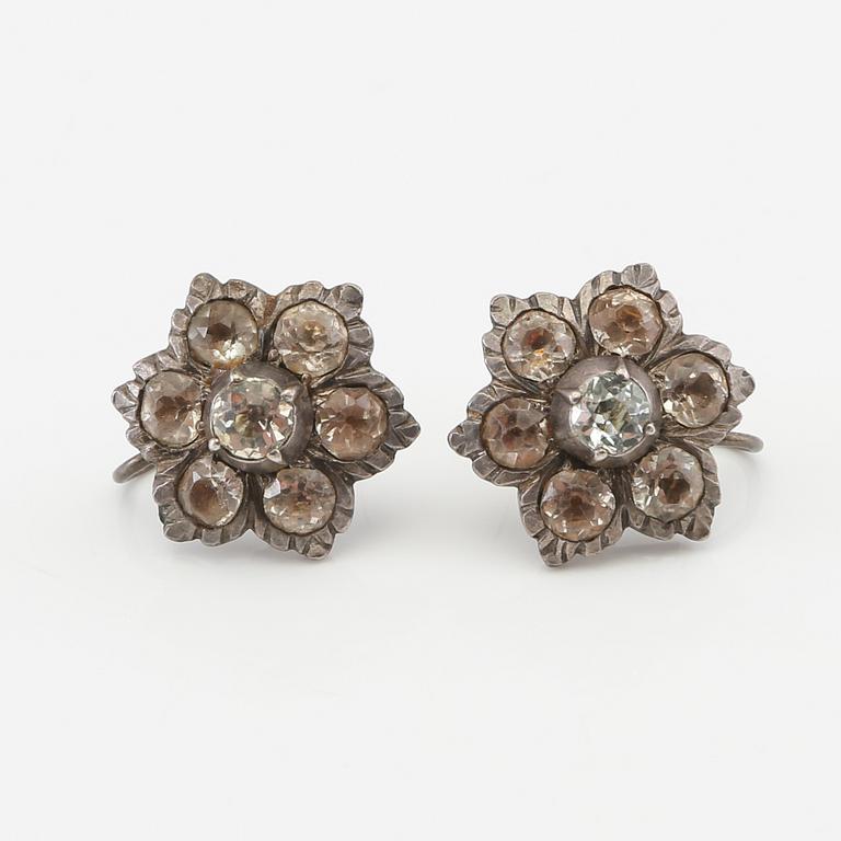 Ring and a pair of earrings in silver with faceted topazes and paste, circa 1900.