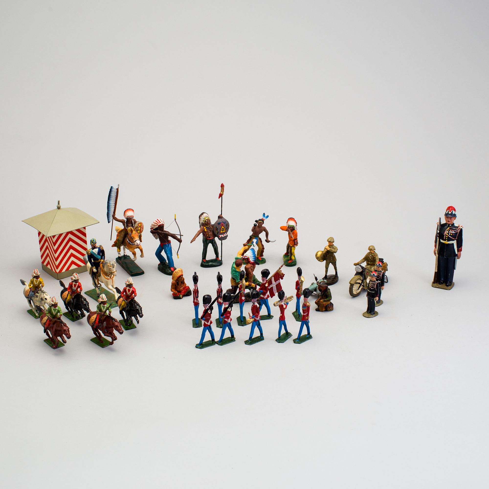 A lot of 30 toy pewter and Elastolin toy soldiers, middle/first half of the 20th century.