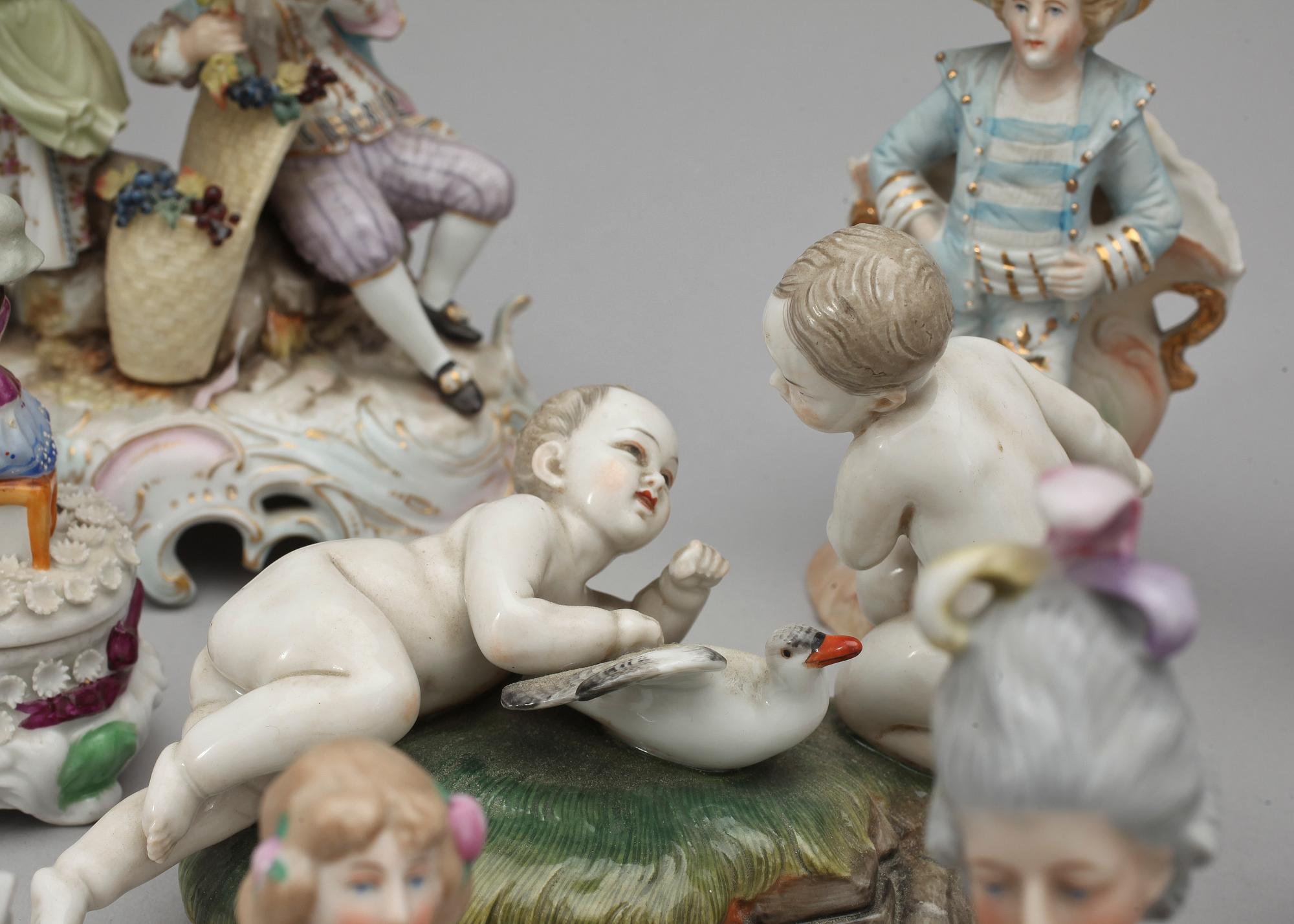 PARTI PRYDNANDSFÖREMÅL, 18 delar, porslin. 1900-tal.