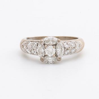 RING 18K vitguld m navett coh briljantslipade diamanter ca 1,2 ct totalt.