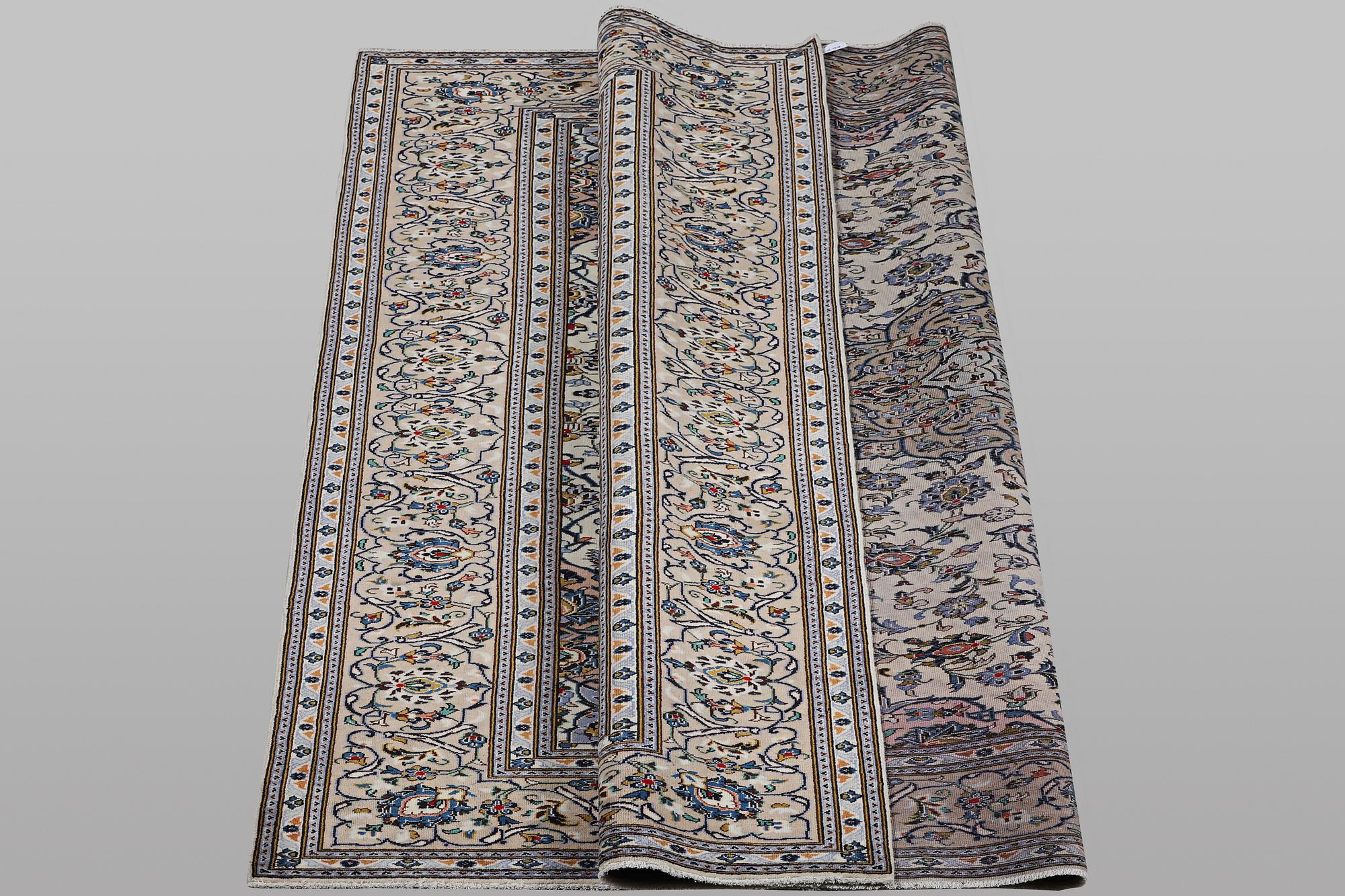 A carpet, Kashan, ca 326 x 257 cm.